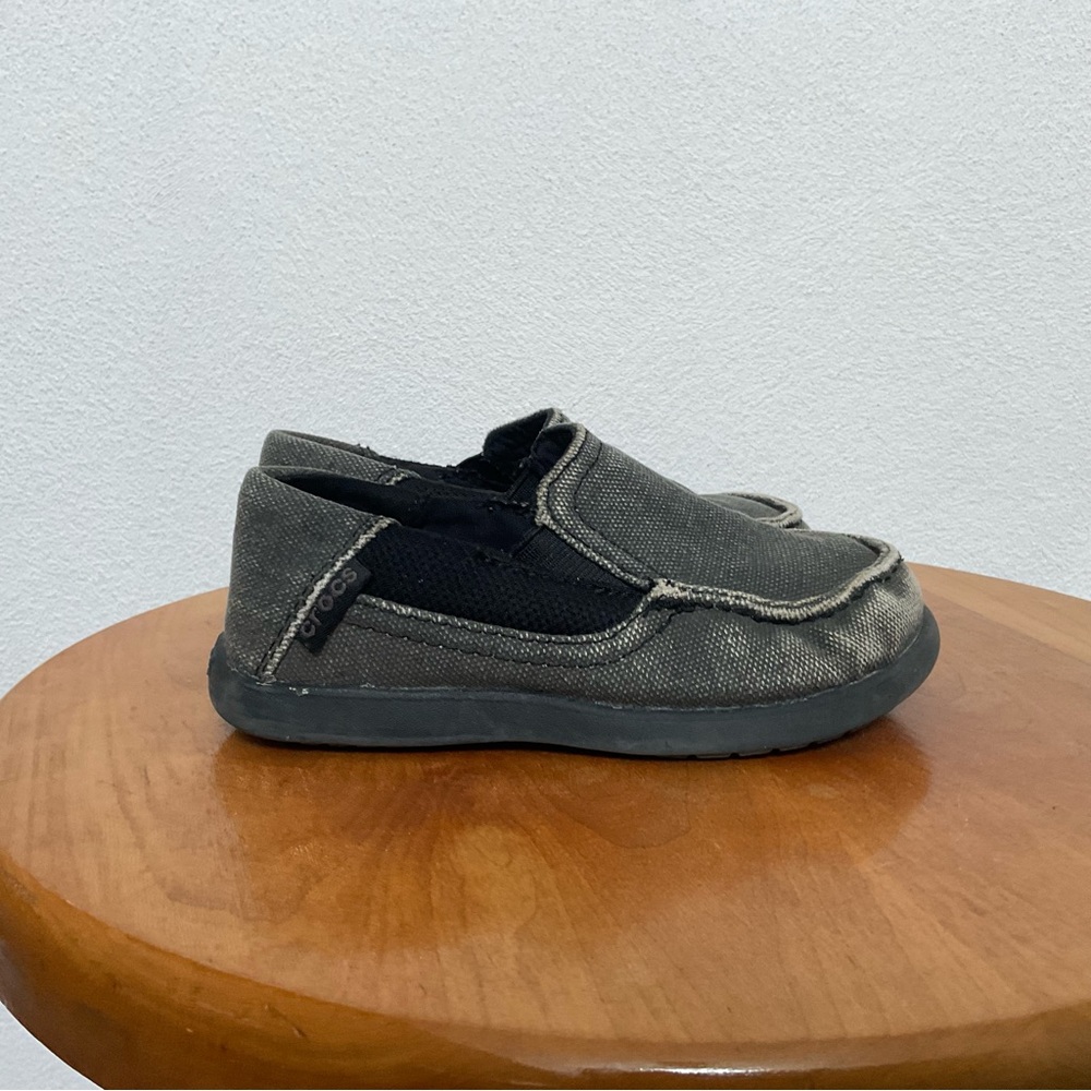 Crocs Kids Santa Cruz Black, Grey Canvas Slip On Loafer Size 9 Casual Easy